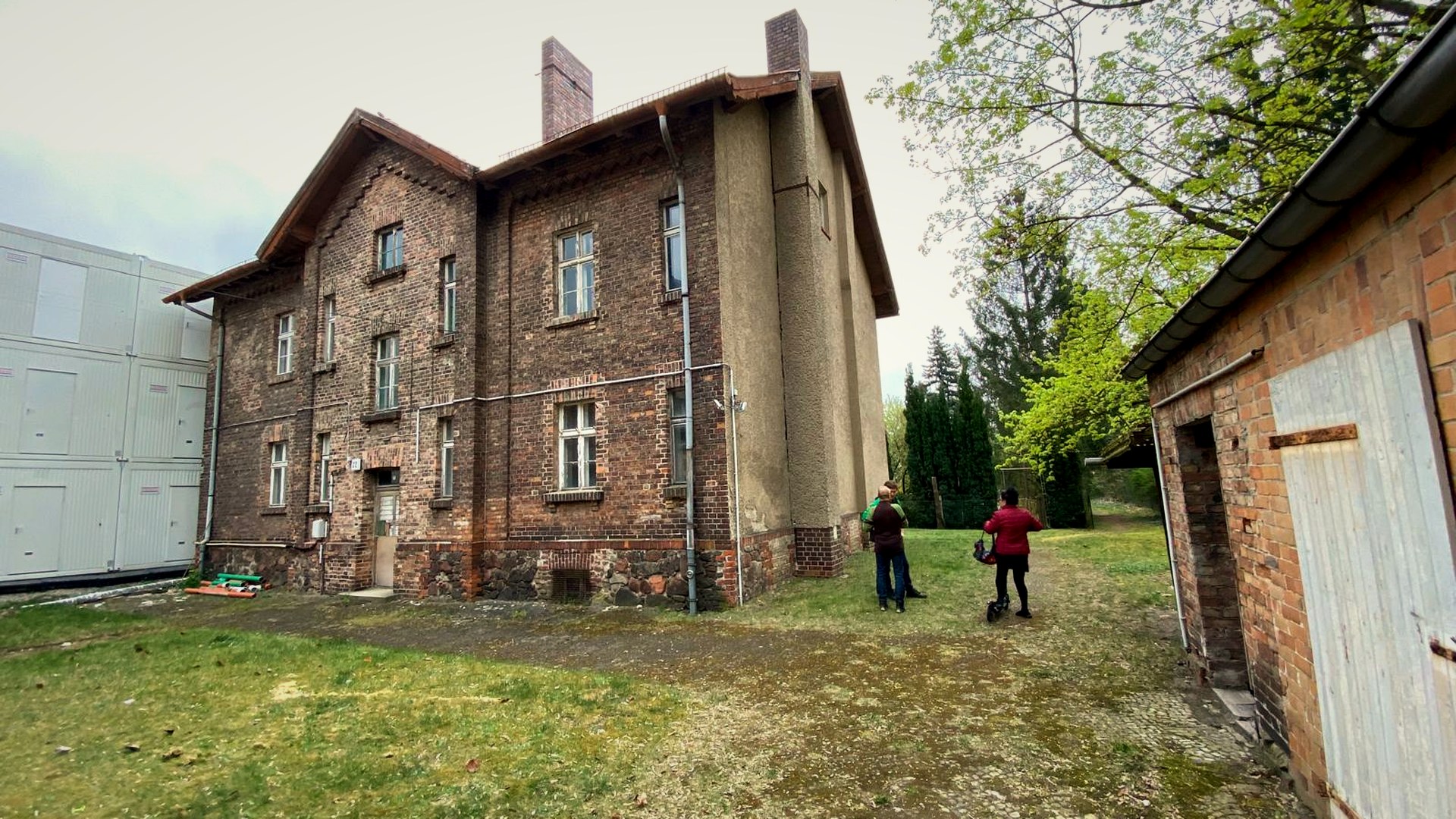 Der Innenhof der Thürnagelstraße 20+22, Berlin-Köpenick — zwei Backsteinhäuser im warmen Nachmittagslicht.