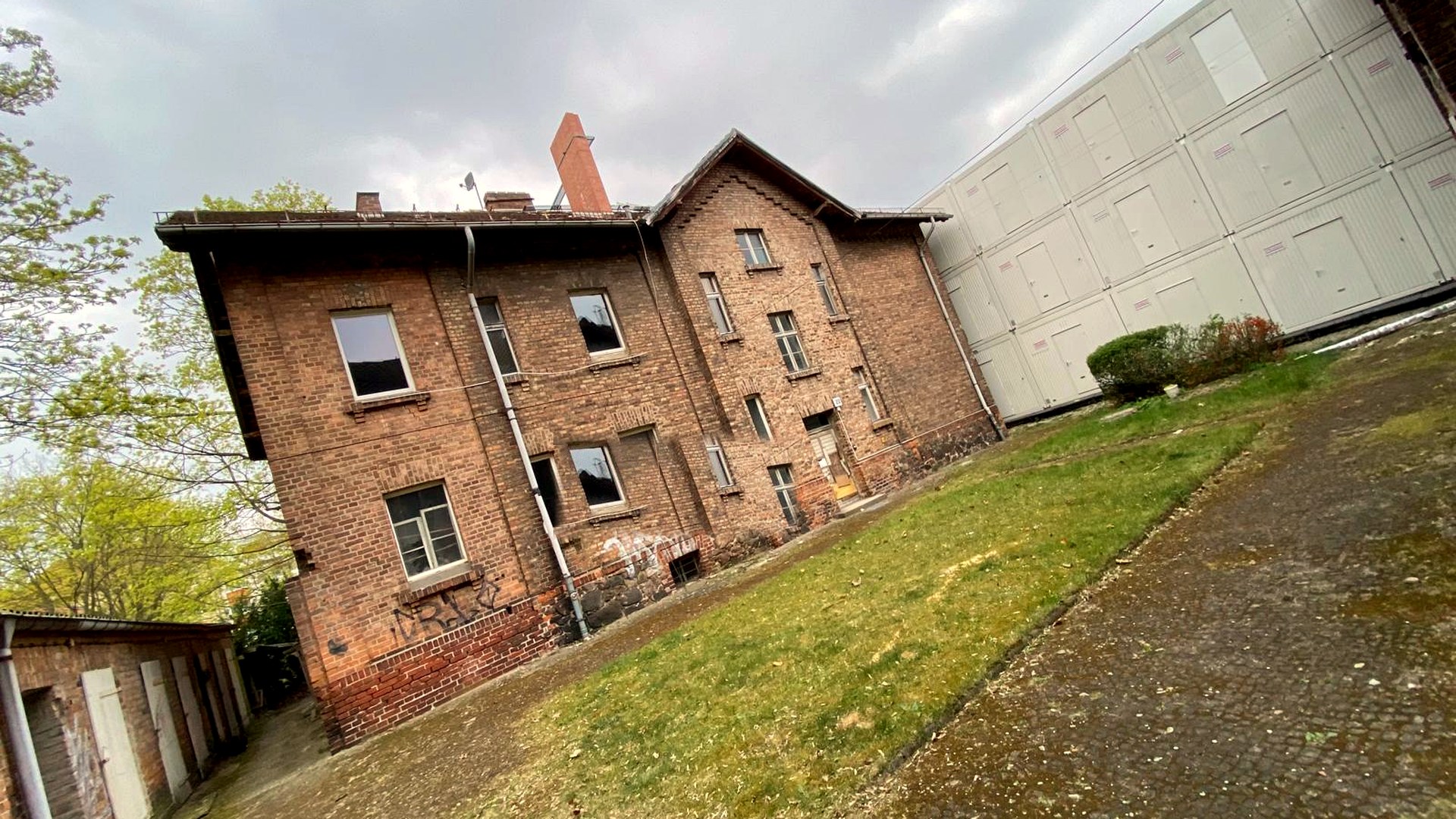 Die Straßenfront der Thürnagelstraße 20+22 — ehrliches Backsteingebäude, bereit für seine neue Geschichte.