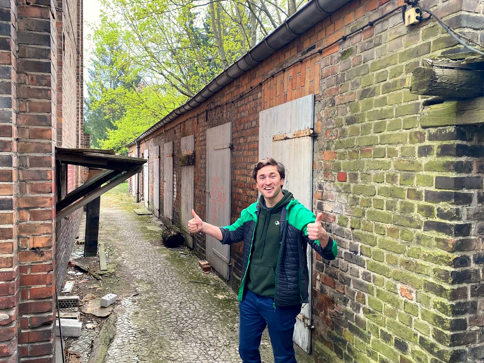 Die Garagenreihe der Thürnagelstraße — elf Türen, bereit für elf Handwerke.